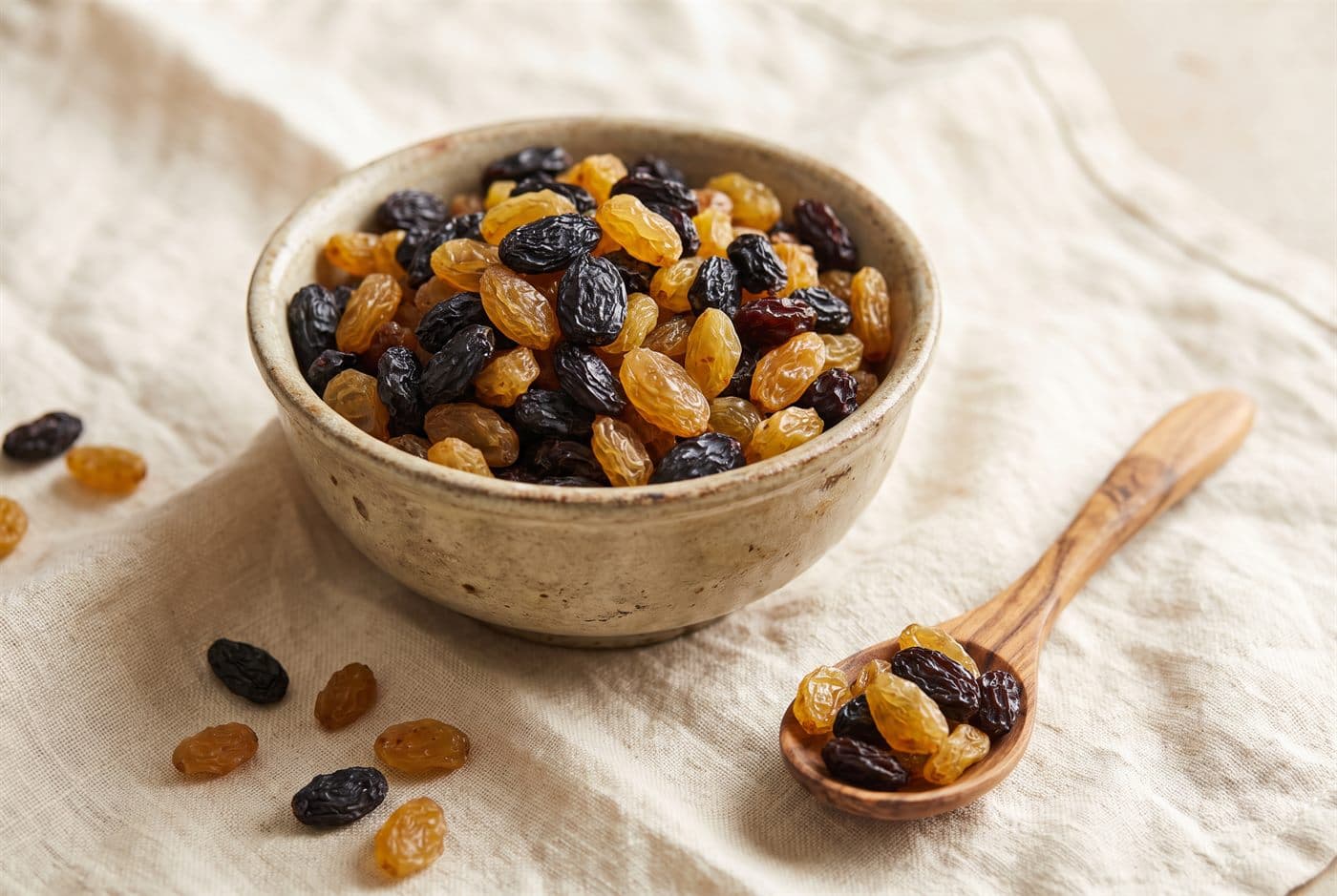 Kishmish (Raisin) Benefits: Golden vs Black Raisins